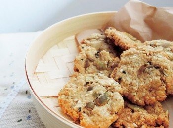 step6: 完成！将冷却后的饼干装入密封罐子里保存～