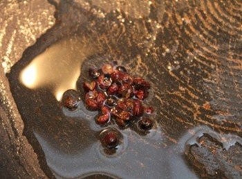 step2: 少許油爆香花椒(** 花椒爆香的時間要注意, 熱火爆炒過久會有苦味喔!!) 聞到香氣之後, 就可以加入蔬菜絲