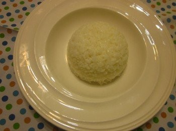 step4: 取一個飯碗裡面抺上奶油,再將飯填實壓緊倒扣在盤中,將3.淋在飯的周圍備用