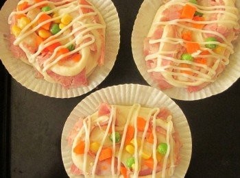 step12: 做第2次醱酵約35分鐘.烤箱轉180度預熱,準備進烤箱前灑上三色蔬菜刷上蛋液,再擠上美奶滋,入烤箱以180度烤13分鐘即可