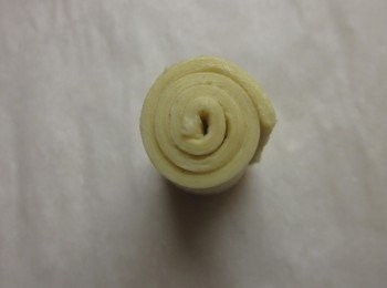 step4: 取一條冷凍酥皮捲成圓筒狀