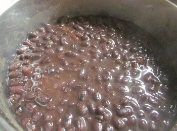 step2: 2-1內鍋不需再加水,外鍋一杯水,煮至開關跳起,悶5分鐘,打開鍋蓋略攪 2-2外鍋再放一杯水,煮至開關跳起,悶5分鐘,打開鍋蓋略攪 2-3內鍋加半杯水,外鍋再放1杯水跳起後悶5分鐘,看紅豆是否已熟軟,熟軟後加糖及塩攪拌放至涼即可使用