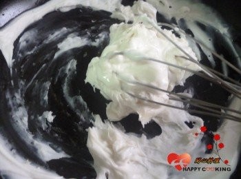 step2: 將澄粉與冷水拌勻,用中小火邊煮邊攪拌至凝固後關火