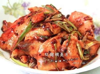 step5: 傳言《紅麴》具有降膽固醇的功效，但也不宜多食。

《紅麴鯛魚片》是一道非常簡易的料理
偶爾煮來吃既養生也味美下飯，不妨試試看唷！！