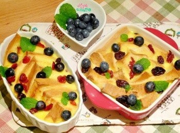 step9: 擺上新鮮藍莓及少許薄荷葉，苺果麵包布丁美味上桌