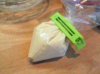 step13: 將麵粉與水攪勻成一黏稠麵糊，倒入一封口袋，將麵糊推擠至角落，頂部旋緊