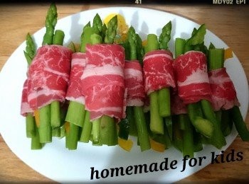 step3: 3.將肥牛片卷起兩條露荀兩條彩椒