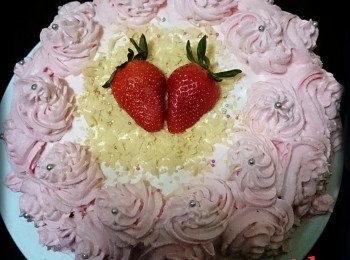 step6: p.s今次的cream我加左草莓香油打成的，跟手唧上一朵朵的rose~