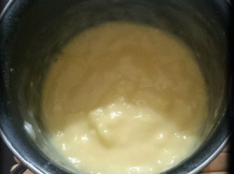 step1: 湯種材料:
1. 高筋粉 20g
 2. 水/牛奶 75ml

3.蛋黃1隻

湯種做法：
1. 把高筋粉過篩放入水/牛奶拌勻後，用中慢火煮。
 須邊煮邊攪動，切勿黏底，直至成糊狀。離火待涼後，即可使用。
