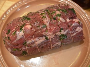 step3: 將醃製好的牛柳從雪櫃取出，放置室內回溫約半小時多。（如果直接冷凍下鍋煎的話，牛肉的纖維組織無法在高温下迅速鎖住肉汁，導致肉汁流失，也會造成受熱不均勻現象。）