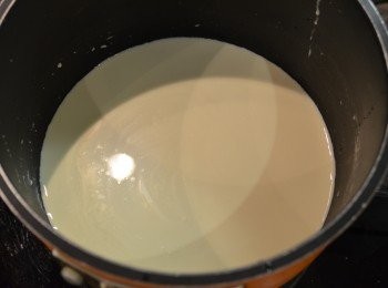 step7: 牛奶、鮮忌廉和砂糖一起下鍋，以小火加熱至約60℃ 至糖完全溶化，離火。