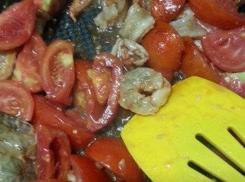 step4: 再加入番茄一起炒,加半茶匙鹽,2-3湯匙糖,蓋上焗大約1-2分鐘加蔥花即可.