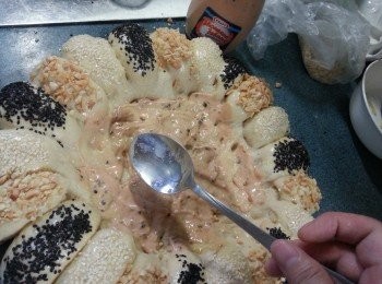 step11: 主pizza麵團搽上千島醬,加入各款餡料,圍邊灑上黑白芝麻及花生碎