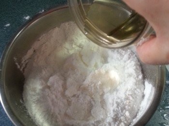 step9: 將糯米粉拌入以焗好之澄麵.糖粉.分次數加入食用開水(約112g)(水份只供參考,不要一次過落晒,如粉太濕就要加回多些糯米粉)慢慢加入搓揉均勻