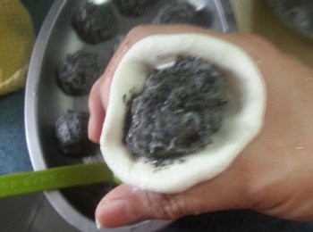 step12: 輕壓成圓形麵皮,包入芝麻內餡,搓圓