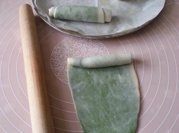 step9: 將以雪15分鐘的皮用木棍搓長條形,再由上向下卷起,再放入雪櫃待粉團休息15分鐘 (如皮痴木棍可以舖張保鮮紙碌皮)