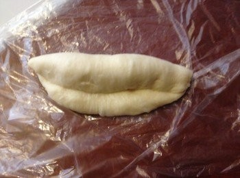 step5: 邊捲邊摺，同時手指壓實邊位，直至把麵團捲成欖球型