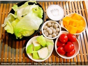 step1: 事先準備黑木耳QQ圓(鮮奶)、芒果、小番茄、芭樂與萵苣等<span class="group_1">食材</span>。