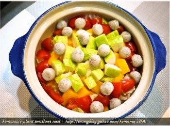 step6: 將黑木耳QQ圓(鮮奶口味)隨意擺放在所有<span class="group_1">食材</span>的上面。