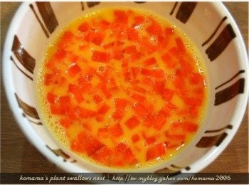 step4: 把切成小塊狀的紅蘿蔔丁加入至蛋液中。