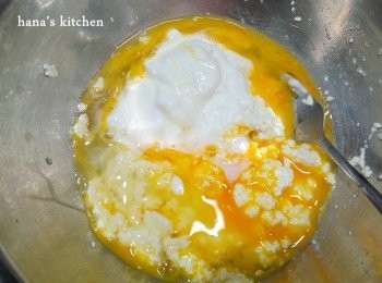 step2: 豆腐泥中加入蛋,優格仔細攪拌均勻