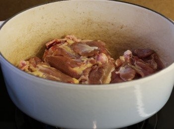 step3: 放雞上脾 (皮向下) 之後再反轉煎至兩面金黃