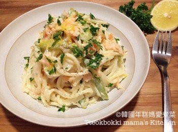 step8: 意粉上碟，放上parsley 和lemon zest 作裝飾，完成!