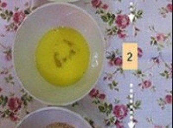 step2: 依次按麵粉、雞蛋液、麵包糠包裹魷魚圈