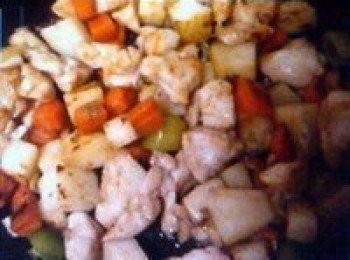 step4: 放入剛才抄過的土豆胡蘿蔔丁，也可以放些自己喜歡的青豆青椒等。