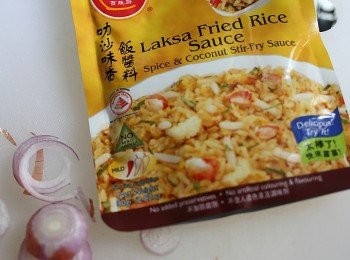step6: 我便是用上這款包裝，包裝內已有蝦乾、黃薑、椰漿粉等，故此十分惹味、不用再添加任何鹽份 而老抽只用作增加色擇深度