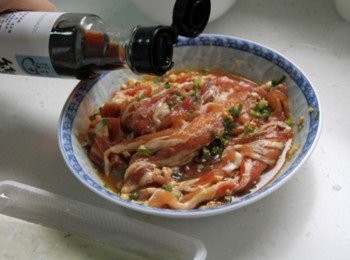 step1: 火鍋肉片倒入醃肉醬料拌勻放入冰箱醃約15分鐘。