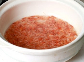 step3: 湯鍋加水煮滾，加少許米酒將櫻花蝦放入川燙後瀝乾水份備用，這歩驟一方便可以引出蝦的美味，另一方面還可以去除一些乾貨商品可能的添加物。