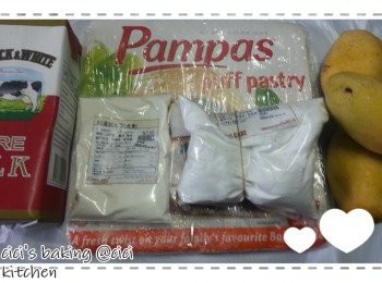 step1: 急凍酥皮觲凍後, 切成4份, 之後用叉打滿小孔, 再放入已預熱的焗爐, 用180度焗至金黃色 (大約15-18分鐘), 之後取出待涼備用.