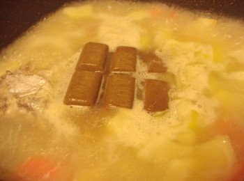 step5: 5.將咖哩塊加入並確實拌勻