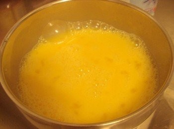 step3: 步驟3接著將蛋打散加入<span class="group_2">調味</span>攪拌均勻