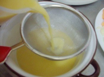 step2: 蛋打散後加入所有<span class="group_2">調味</span>ˊ以順時鐘方式拌勻ˊ(避免產生過多氣泡) 然後以濾網過濾掉雜質(如果濾網不夠細就多過濾一次)