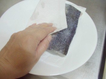 step2: 2.魚片清洗後取一餐巾紙確實擦乾多餘水份ˊ再切片成適當大小