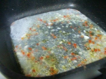 step9: 接著加入蒸魚後的湯汁和所有<span class="group_2">調味</span>煮滾ˊ 然後用少許玉米粉水勾點薄芡。