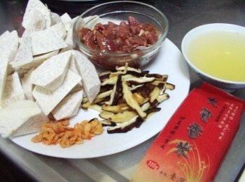 step1: 先準備好所需<span class="group_1">材料</span>ˊ肉片先醃漬入味ˊ其他食材各切成適當大小備用