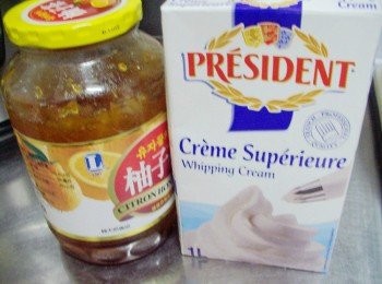 step6: 接著將<span class="group_2">餡料</span>材料準備好ˊ因為是做夾層<span class="group_2">餡料</span>ˊ所以選用動物性鮮奶油ˊ 蜂蜜柚子醬在一般超市或食品材料行都可以買到ˊ可依據喜好做選擇