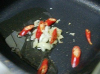 step2: 鍋內放入麻油3大匙ˊ用中小火炒香蒜ˊ薑ˊ和辣椒