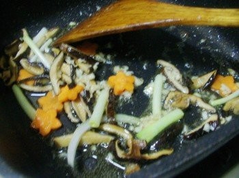 step4: 接著依序爆香蒜末ˊ蔥白ˊ和紅蘿蔔