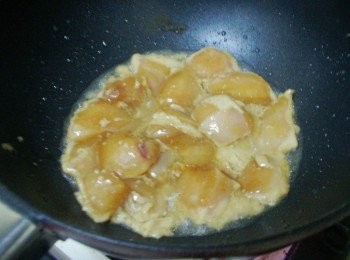 step2: 熱鍋ˊ加入油1大匙ˊ先將醃漬好的雞肉拌炒至金黃約8分熟ˊ 然後先盛起備用