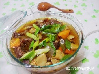 step8: 濃郁香醇ˊ美味又下飯的花雕酒香燉牛肉就完成囉。 因為懶得顧爐ˊ所以今天以烤箱完成ˊ 大家可依使用習慣ˊ電鍋ˊ快鍋ˊ微波爐ˊ瓦斯爐ˊ來選擇料理方式喔。
