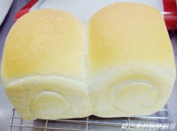step6: 做雙峰造型吐司ˊ麵團兩份重量要一致ˊ 才不會完成後影響美觀。 口感鬆軟又帶有Q勁ˊ很自然單純的味道ˊ 除了直接吃ˊ做成三明治也非常適合