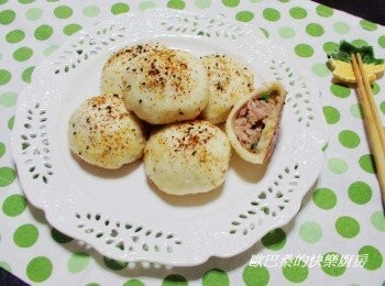 step8: 一般中式點心ˊ如包子ˊ饅頭....等ˊ只需讓麵團鬆弛ˊ可以好操作ˊ 麵團好桿開也不會太緊繃難以操作即可ˊ並不需要再讓它過度發酵ˊ 尤其在做饅頭時ˊ過度發酵反而容易有小氣泡影響成品ˊ 七味唐辛子純粹個人喜好ˊ並不一定要加ˊ如果手邊沒有ˊ 可灑上少許芝麻也是OK的ˊ吃得開心最重要。 餡料也一樣ˊ都能依喜好自行變化運用。 麵粉水比例為1大匙麵粉:180~200cc的水 煎煮時間依水煎包大小可以自行調整時間ˊ 以今天份量ˊ我做2盤約16個。算小型水煎包ˊ提供大家參考。