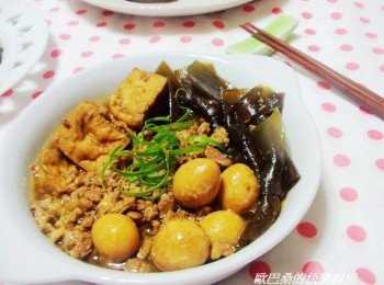 step8: 鳥蛋ˊ海帶結ˊ油豆腐ˊ都是我家小朋友指定想吃的ˊ 所以讓它們相親相愛一鍋親囉。@@