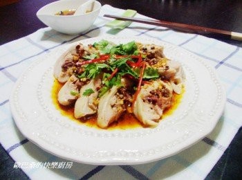 step7: 鮮美又夠味的特調香料口水雞就完成囉ˊ 有喜歡堅果ˊ梢為拍碎ˊ隨意灑上風味更棒喔。 [特調紅椒香辣油<span class="group_1">材料</span>]還可變化許多不同料理ˊ