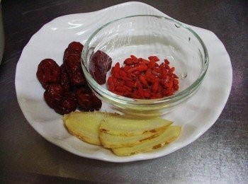 step4: 備妥預搭配<span class="group_1">材料</span>紅棗去蒂去籽ˊ枸杞子沖洗乾淨ˊ 老薑不去皮刷洗乾淨後切片備用