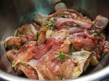 step1: 雞腿排洗淨擦乾水份ˊ於肉質厚處略為劃刀ˊ 迷迭香逆著根莖部撥下葉子稍為搓揉ˊ 然後用<span class="group_3">調味</span>均勻灑上ˊ全部略為抓勻ˊ (可以事先醃漬處理好ˊ隨時要用就非常方便) 我是最少醃漬12個小時。
